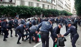 من بينهم كريم طابو .. إيقاف العديد من نشطاء الحراك بالجزائر