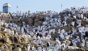 ضيوف الرحمن يتوافدون الى صعيد عرفة لتأدية الركن الأعظم