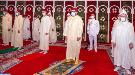 الملك محمد السادس يؤدي صلاة العيد وينحر الأضحية بالإقامة الملكية بفاس
