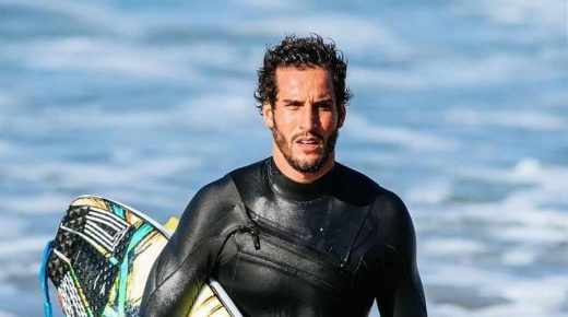 أولمبياد طوكيو .. راكب الأمواج المغربي رمزي بوخيام يتأهل إلى ثمن النهاية