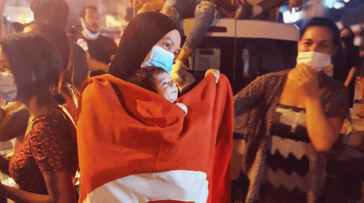 تونسيون في الشوارع يحتفلون بالهتافات والزغاريد بعد تجميد عمل البرلمان