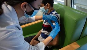 عضو اللجنة العلمية: حملة التلقيح ضد كورونا ستشمل الأطفال غير المتمدرسين قريبا