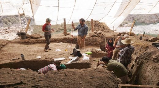 علماء آثار يكتشفون في المغرب حليا يعدونها الأقدم في تاريخ البشرية