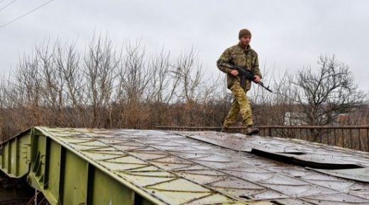 نعوم: حرب شاملة بين كييف وموسكو مستبعدة وروسيا ستتكبد خسائر كبيرة