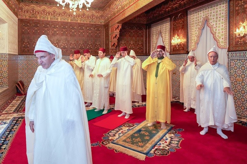 الملك محمد السادس يؤدي صلاة عيد الفطر في اطار خاص وبحضور جد محدود