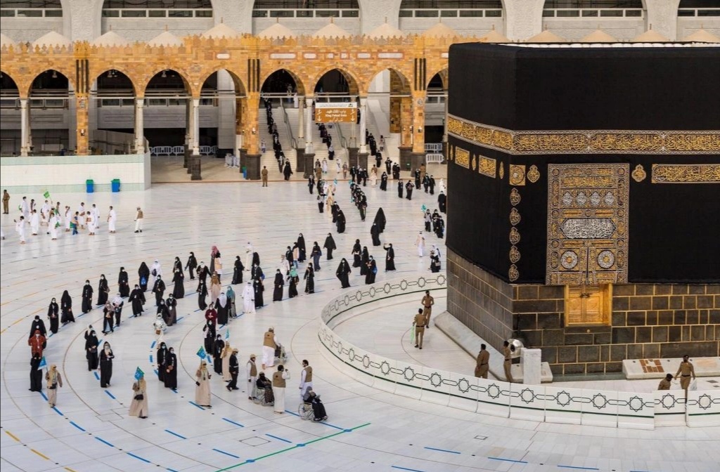 السعودية تعلن إتاحة تأدية “العمرة” للقادمين إليها بكافة أنواع التأشيرات