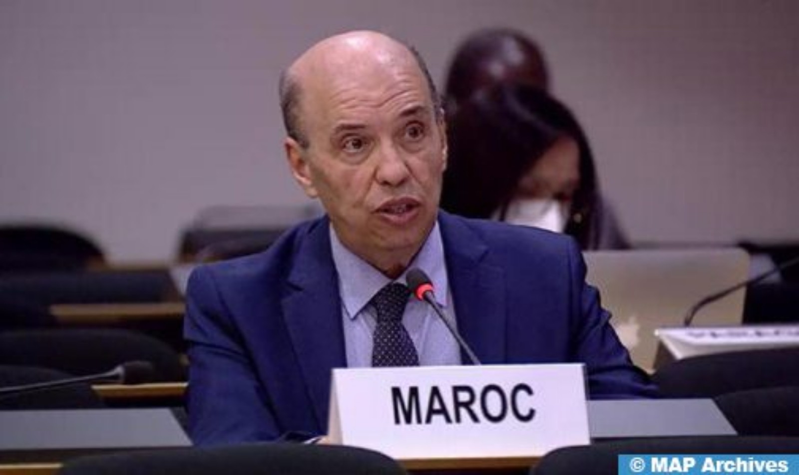تفويت الجزائر لمسؤوليتها تجاه مخيمات تندوف إلى جماعة انفصالية مسلحة وضعية غير مسبوقة في القانون الدولي (سفير)