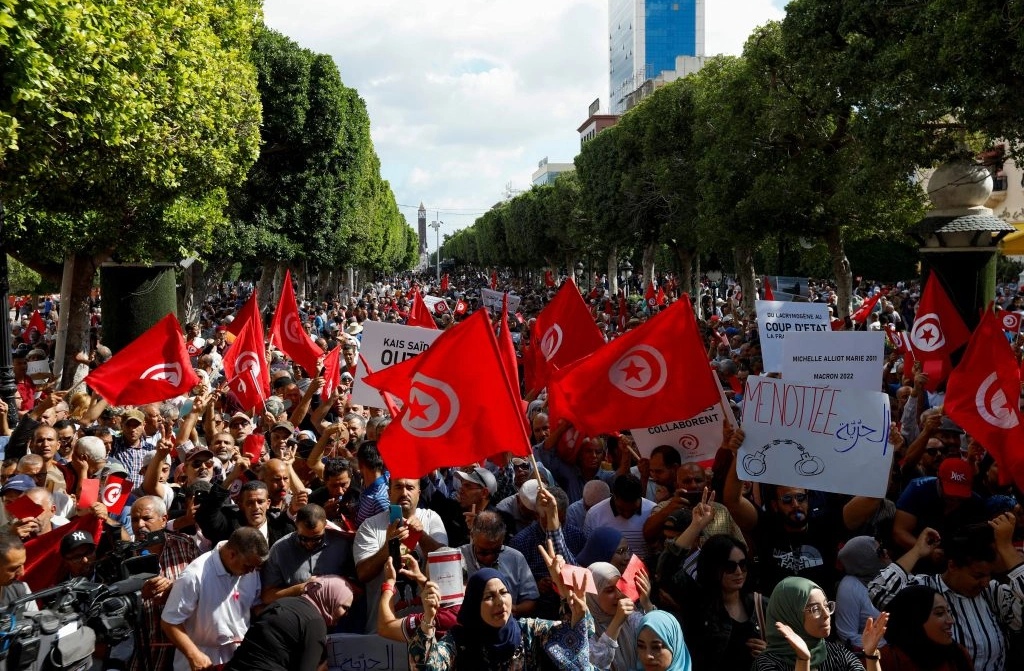 الآلاف يخرجون اليوم السبت للاحتجاج ضد الرئيس التونسي