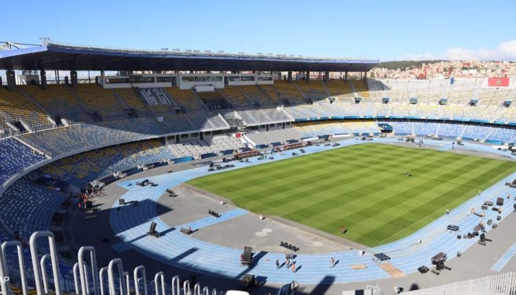 مسؤول بجامعة الكرة يكشف عن تغطية ملعب طنجة بالكامل وإزالة المضمار لاحتضان كأس إفريقيا 2025