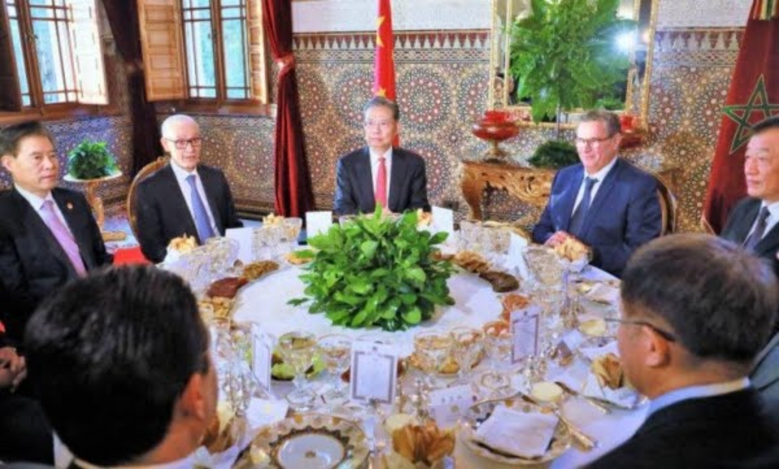 الملك محمد السادس يقيم مأدبة عشاء على شرف رئيس اللجنة الدائمة للجمعية الشعبية الوطنية للصين والوفد المرافق له