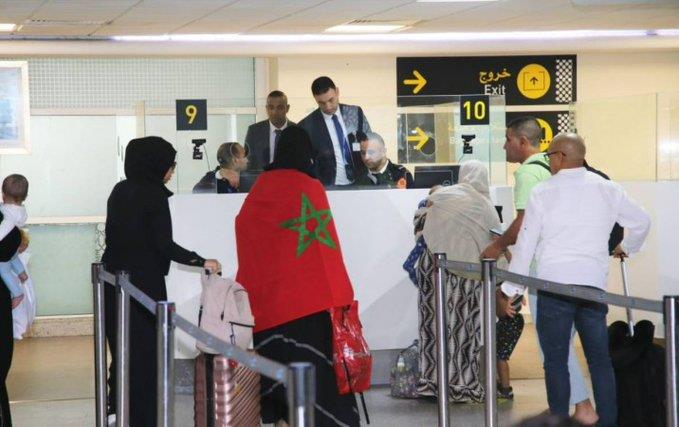 المغاربة العائدون من السودان .. امتنان كبير للملك محمد السادس وفرحة عارمة بالعودة إلى أرض الوطن