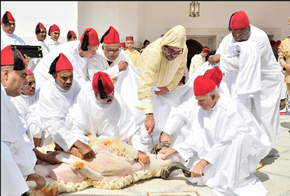 الملك يؤدي صلاة العيد وينحر الأضحية في مسجد الحسن الثاني بتطوان