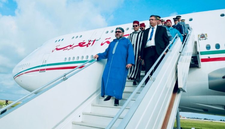 جون أفريك : الطائرة الملكية تحط بمطار باريس على متنها الملك محمد السادس..هل يلتقي ماكرون حول إنقلاب الغابون؟