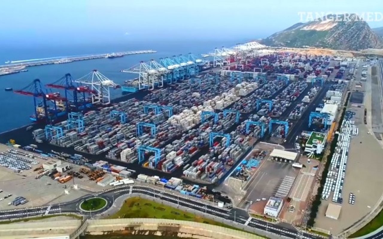 ميناء طنجة المتوسط يواصل الريادة قارياً وإقليمياً بمعالجة 8.6 حاوية متفوقاً على موانئ عالمية