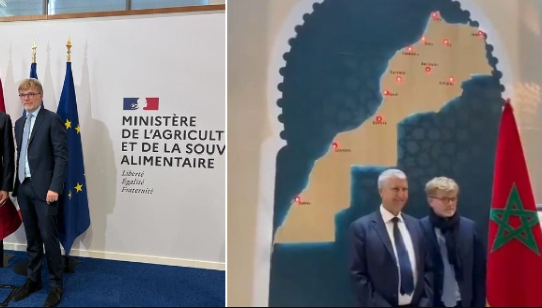 وزير الفلاحة الفرنسي يلتقط صوراً مع خريطة المملكة في المعرض الدولي للفلاحة بباريس