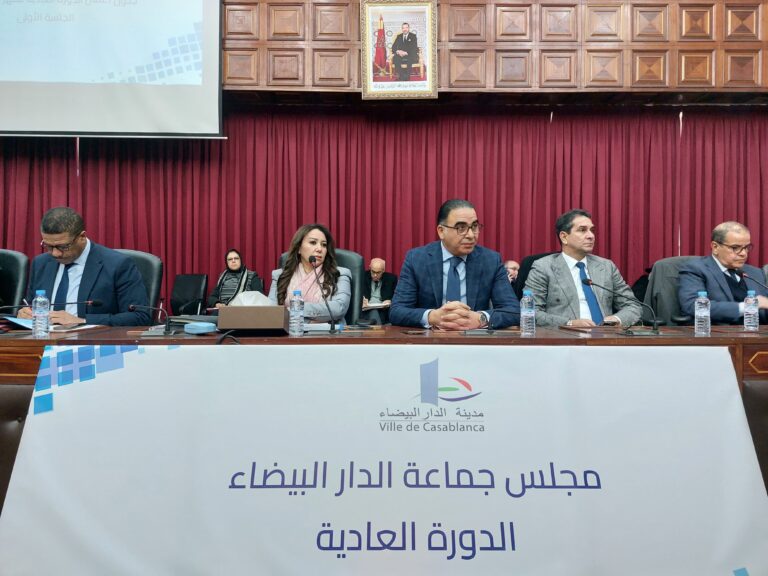 عمدة الدار البيضاء في قلب العاصفة.. بيع أراضٍ في “مناطق حساسة” يثير الجدل!