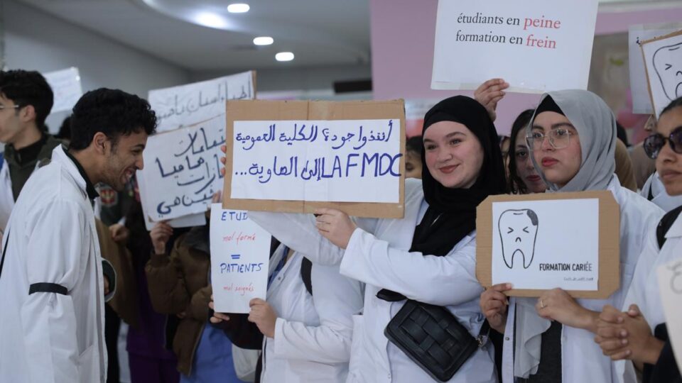 طلبة طب الأسنان بالدارالبيضاء ينتفضون ضد “الأوضاع الكارثية” ويعلنون إضراباً مفتوحاً