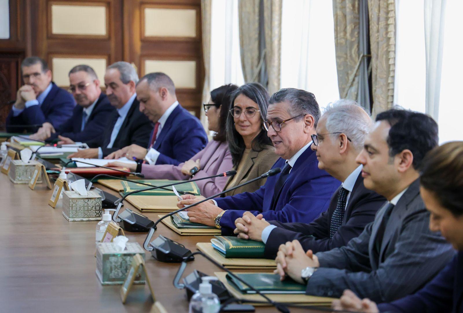 أخنوش يستنجد بالاستثمارات الأجنبية في مواجهة فشل حكومته في خلق فرص الشغل