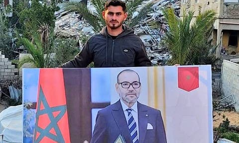 من تحت الركام.. محامٍ فلسطيني يرفع صورة الملك محمد السادس ويتصدّى لحملات الإساءة