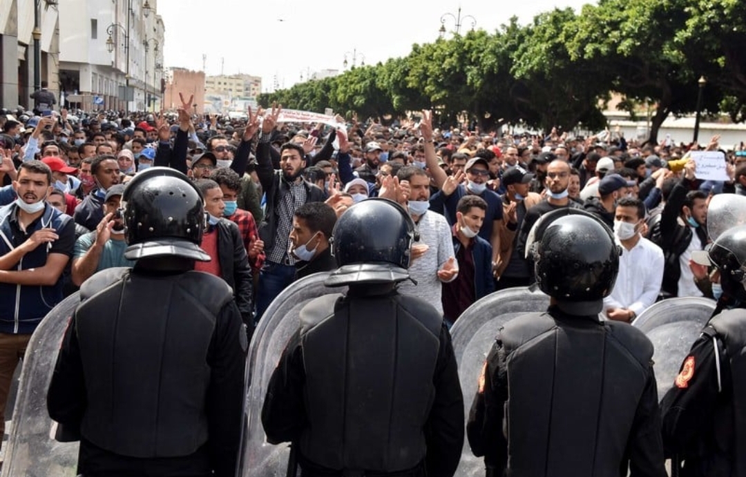 ضحايا النظامين.. أساتذة قضوا أعمارهم في التعليم ويتجرعون “الظلم الإداري” بصمت!