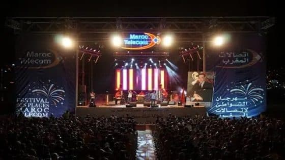 دورة باهتة تنطلق في صمت: مهرجان شواطئ اتصالات المغرب تحت وابل الانتقادات