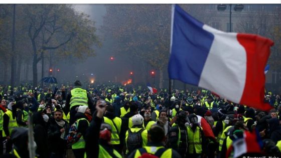 النقابات الفرنسية تدعو إلى إضراب وطني رفضا لخطط خفض الإنفاق العام