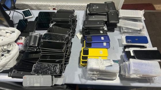 برشلونة.. تفكيك شبكة دولية لتهريب الهواتف المسروقة نحو المغرب