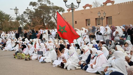 نساء فكيك في الصفوف الأولى يهتفن الماء للحياة لا للبيع ويطالبن برحيل أخنوش