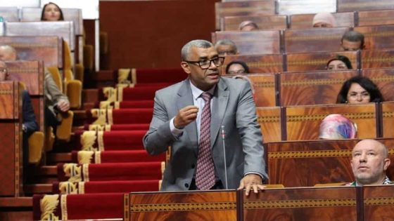 العدالة والتنمية يتهم الأغلبية بـ”السطو على إنجازات الملك”