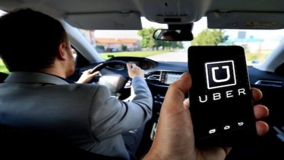 “أوبر” تعود إلى شوارع الدار البيضاء ومراكش وسط غياب الإطار القانوني وتخوّف مهنيي النقل