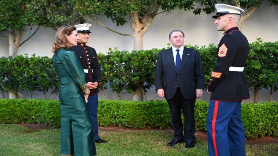 السفير الأمريكي الجديد يدشّن مهامه في الرباط برفع العلم فوق إقامته تأكيدًا لعمق الشراكة مع المغرب