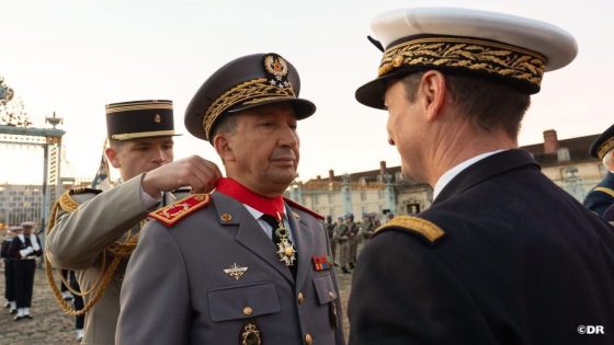 فرنسا توشح المفتش العام للقوات المسلحة الملكية بوسام رفيع