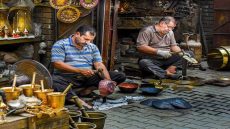 نحاس فاس تحت الحصار: ارتفاع صاروخي للأسعار وتواطؤ المستوردين وزحف الليزر يهدد تراث الصفّارين