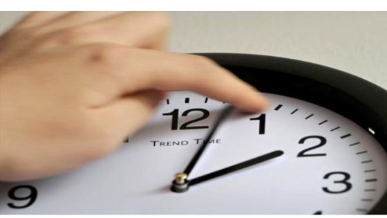 موعد الرجوع إلى الساعة القانونية للمملكة “GMT”