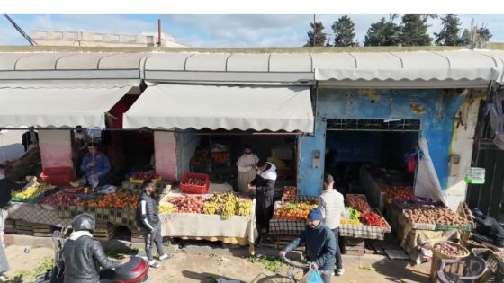 القصر الكبير.. سوق الجملة للخضر والفواكه يستعيد نشاطه بالكامل بعد تحسن الأحوال الجوية