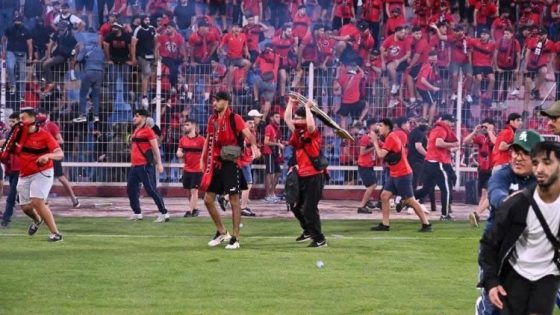 جماهير إتحاد العاصمة الجزائري تقتحم ملعب المسيرة الخضراء بمدينة آسفي لإستفزاز الجمهور المغربي وتعتدي على مصورين صحافيين