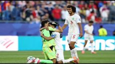 بونو ولاعبي المنتخب الوطني المغربي يهدون الفوز على إسكتلندا للعميد أشرف حكيمي